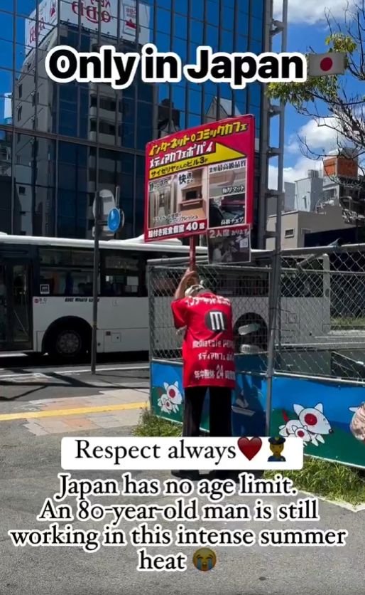 高齢者が猛暑の中看板を持つ仕事