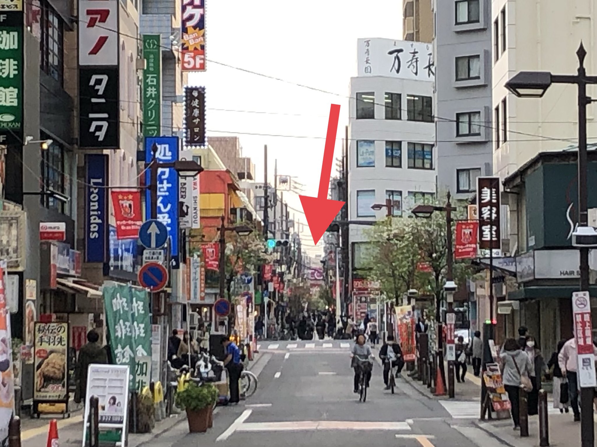 イオン北浦和に続く商店街