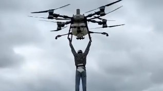 農業用ドローンにぶら下がっている遊ぶ農家さん